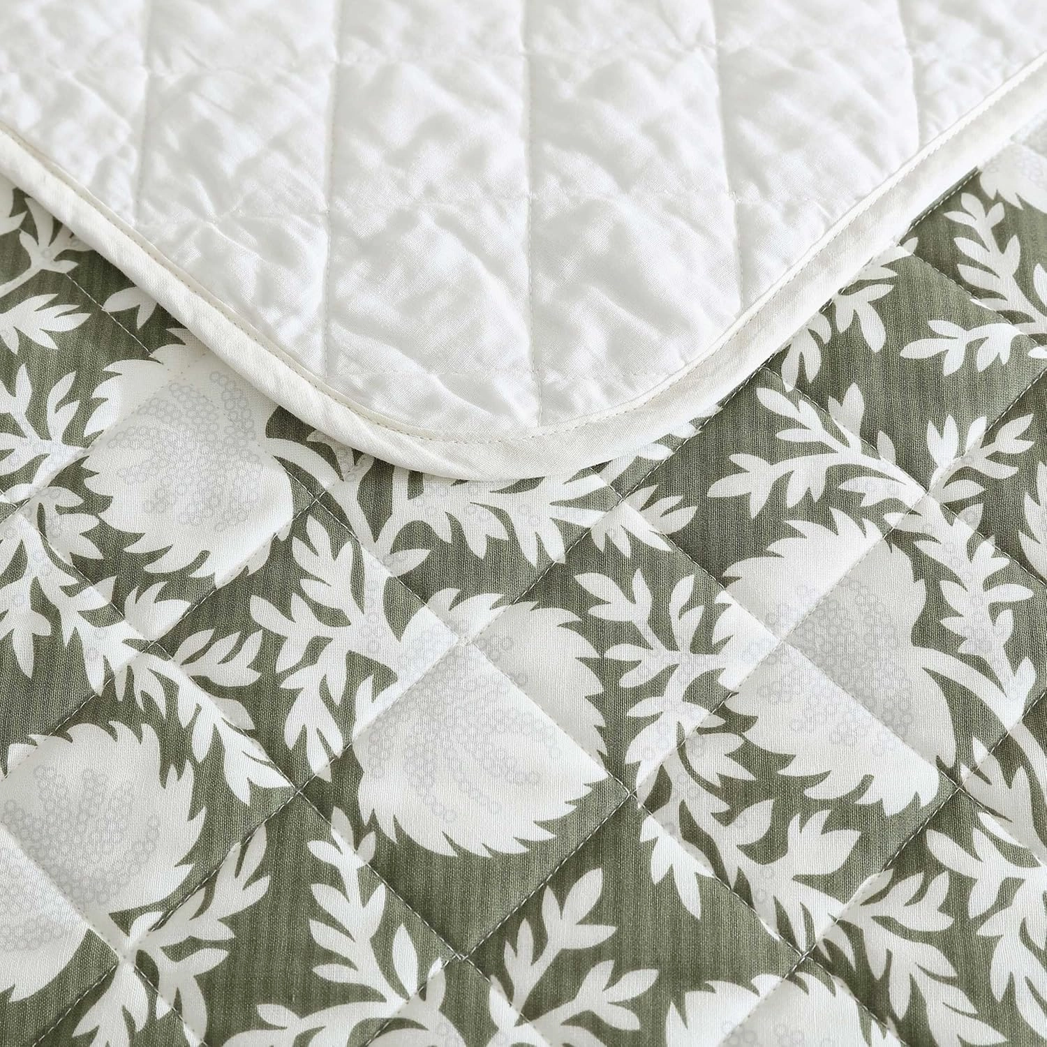 Eddie Bauer - Quilt Set, Super Soft Bedding with Matching Shams, Silky Smooth & Breathable, Classic Home Essentials (Garden Bloom Green, King)