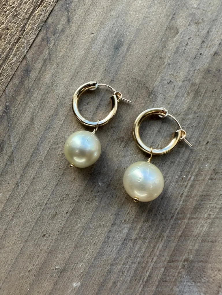 Large White Edison Pearl Manini Hoops
