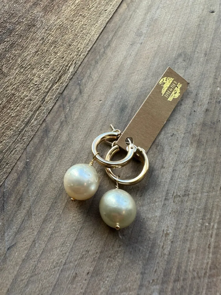 Large White Edison Pearl Manini Hoops