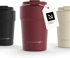 LARS NYSØM Thermo Coffee Mug to go 13oz | Travel Mug 0.38 Liter with Insulation | Leak Proof Stainless Steel Thermal Tumbler for Coffee and Tea on the Go (Berry Red, 12.9oz)