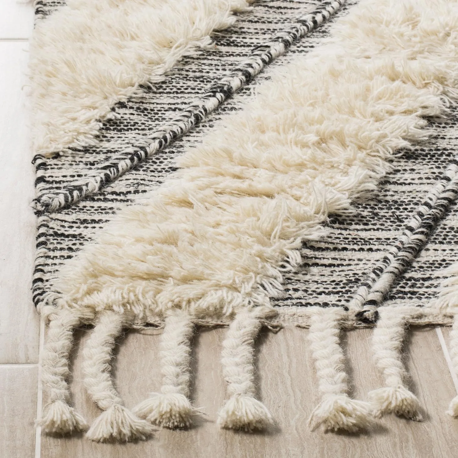 SAFAVIEH Kenya Collection Runner Rug - 2'3" x 6', Black & Ivory, Hand-Knotted Chevron Tassel Wool, Ideal for High Traffic Areas in Living Room, Bedroom (KNY901H)