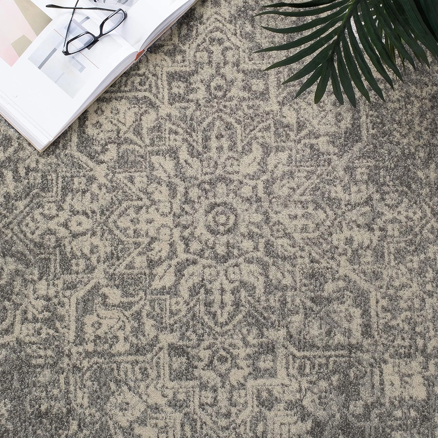 SAFAVIEH Area Rug 8x10 - Evoke Collection - Large - Silver & Ivory, Oriental Distressed Design, Non-Shedding & Easy Cleaning, Ideal for Living Room, Bedroom, Office, Dining Space (EVK256S)