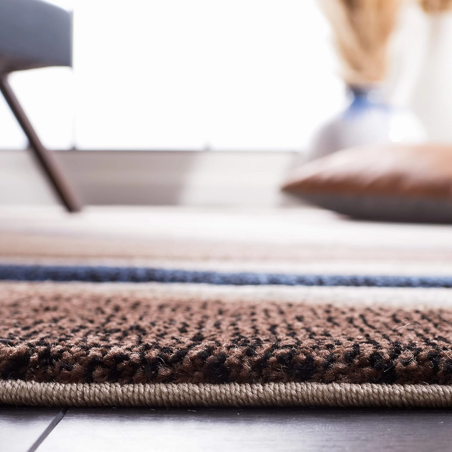 SAFAVIEH Hollywood Collection Runner Rug - 2'3" x 6', Beige & Blue, Mid-Century Modern Design, Non-Shedding & Easy Care, Ideal for High Traffic Areas in Living Room, Bedroom, Dining (HLW766C-26)