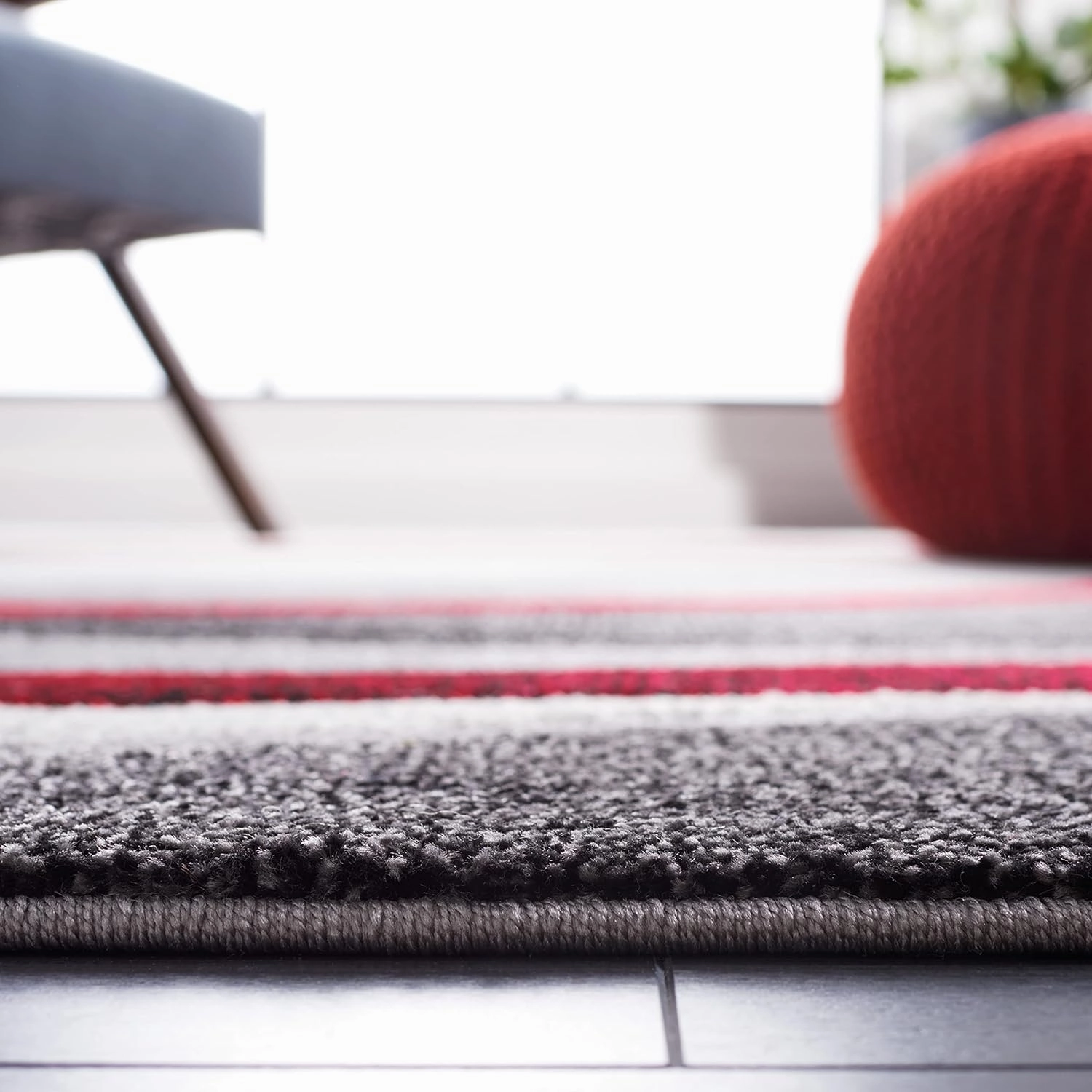 SAFAVIEH Hollywood Collection Runner Rug - 6' Runner, Grey & Red, Contemporary Design, Stain Resistant, Ideal for High Traffic Areas in Hallway, Bathroom & Kitchen (HLW766Q-26)