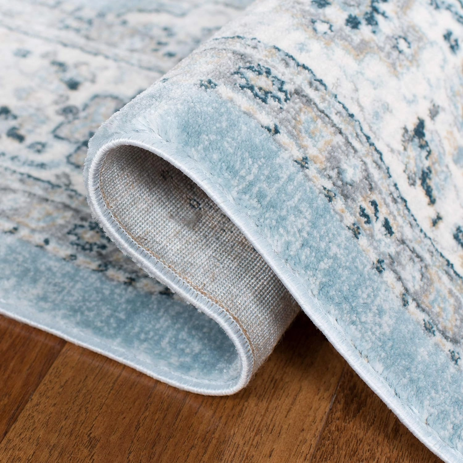 SAFAVIEH Isabella Collection Accent Rug - 2'2" x 5', Blue & Creme, Oriental Design, Non-Shedding & Easy Care, Ideal for High Traffic Areas in Entryway, Living Room, Bedroom (ISA916M)