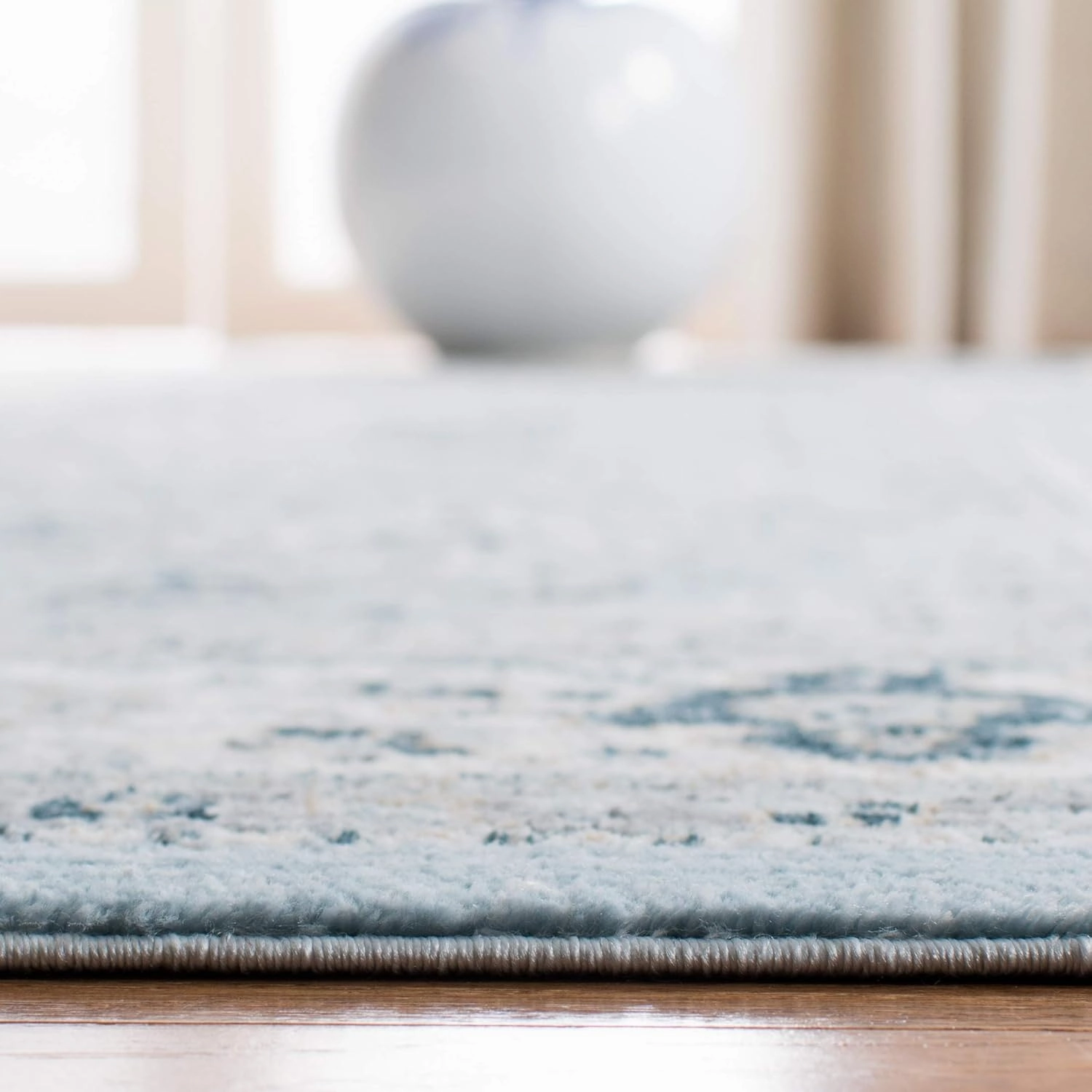 SAFAVIEH Isabella Collection Accent Rug - 2'2" x 5', Blue & Creme, Oriental Design, Non-Shedding & Easy Care, Ideal for High Traffic Areas in Entryway, Living Room, Bedroom (ISA916M)