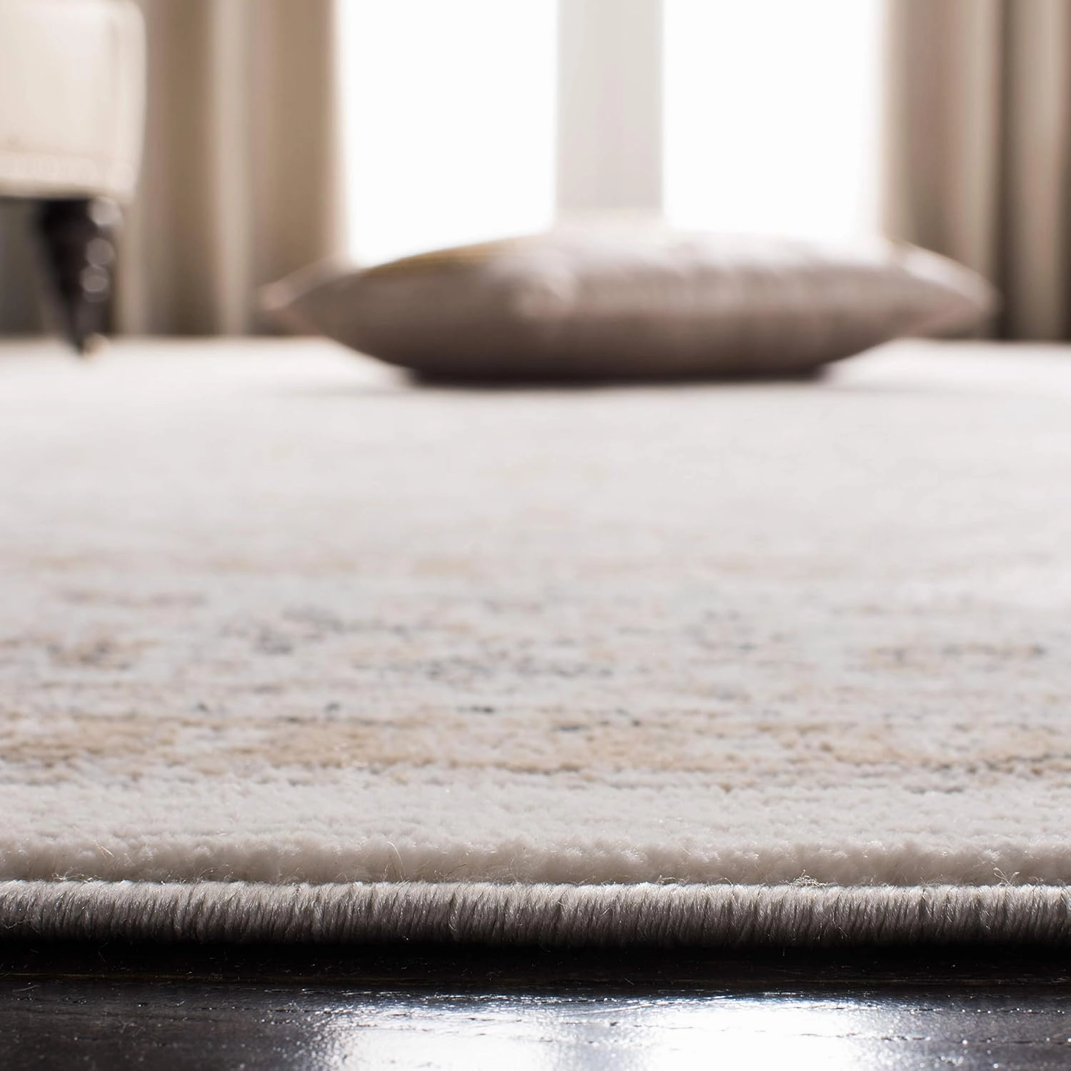 SAFAVIEH Isabella Collection Accent Rug - 2'2" x 5', Cream & Beige, Oriental Design, Non-Shedding & Easy Care, Ideal for High Traffic Areas in Entryway, Living Room, Bedroom (ISA916B)