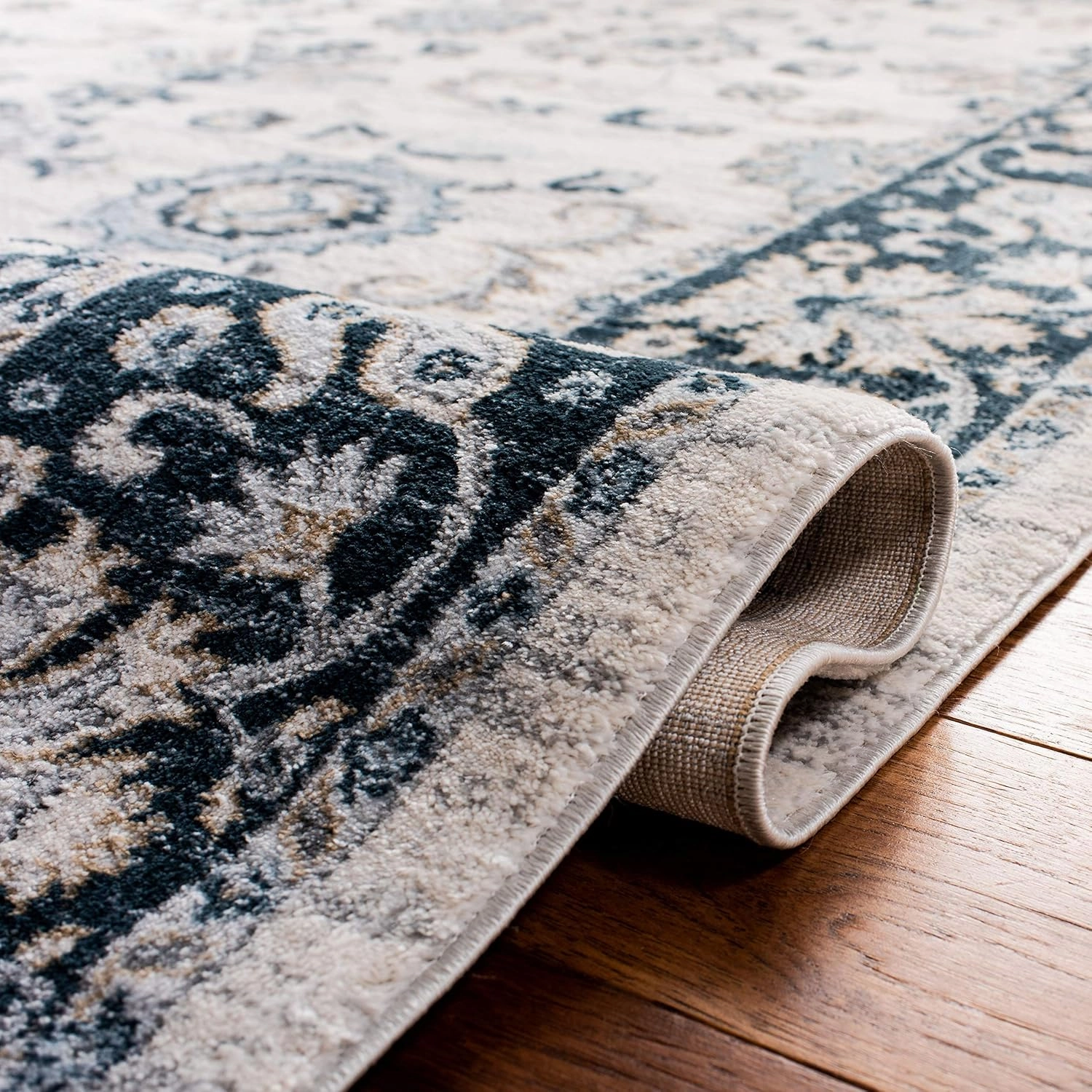 SAFAVIEH Isabella Collection Accent Rug - 2'2" x 5', Cream & Navy, Oriental Design, Non-Shedding & Easy Care, Ideal for High Traffic Areas in Entryway, Living Room, Bedroom (ISA940A)