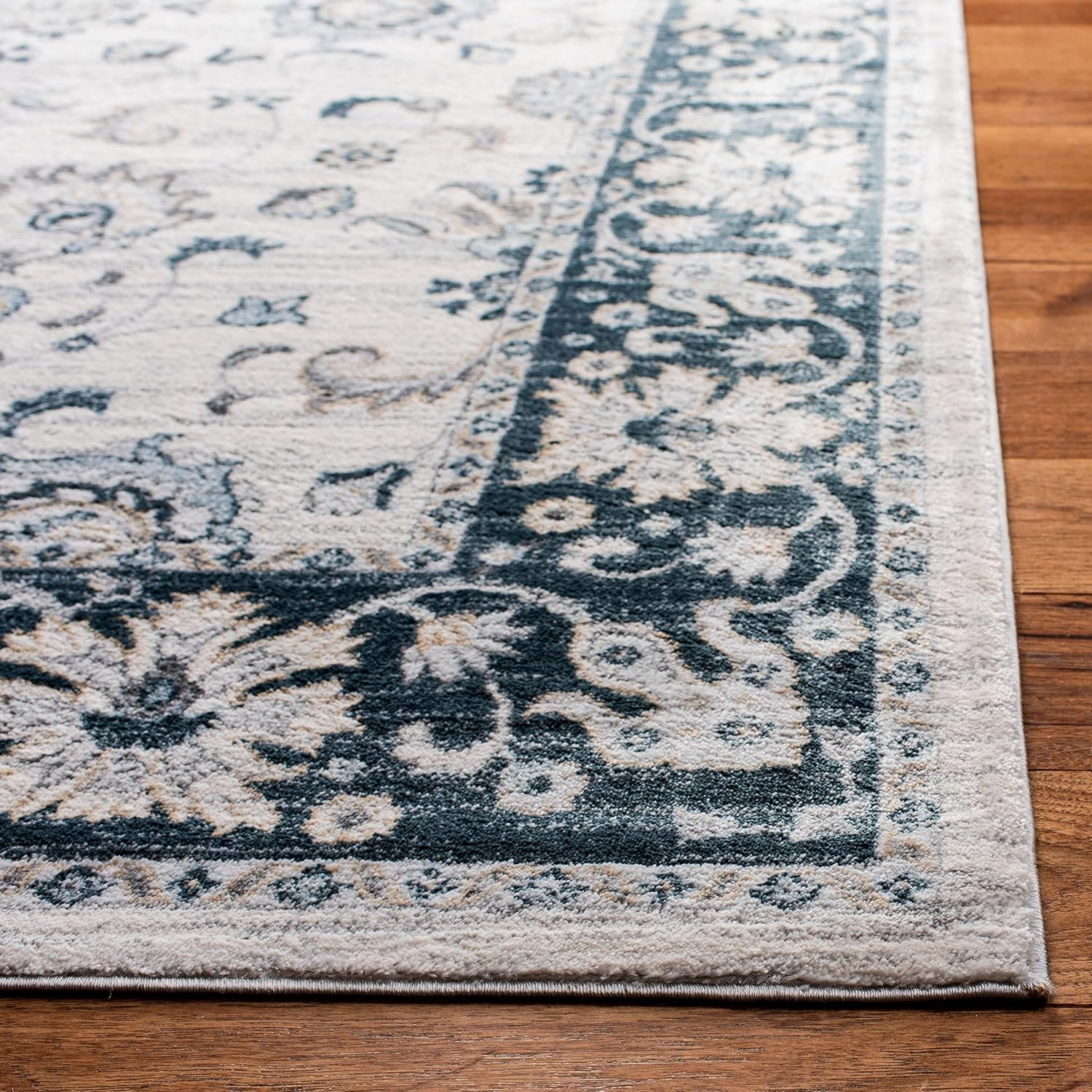SAFAVIEH Isabella Collection Accent Rug - 2'2" x 5', Cream & Navy, Oriental Design, Non-Shedding & Easy Care, Ideal for High Traffic Areas in Entryway, Living Room, Bedroom (ISA940A)