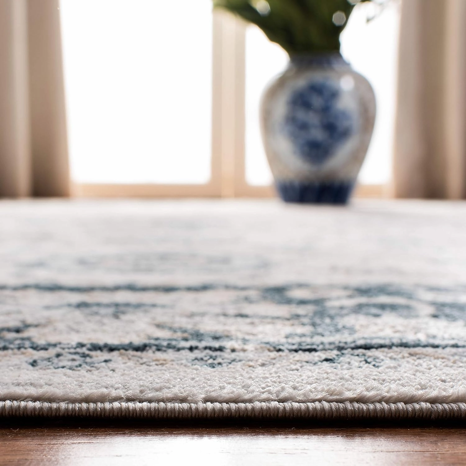 SAFAVIEH Isabella Collection Accent Rug - 2'2" x 5', Cream & Navy, Oriental Design, Non-Shedding & Easy Care, Ideal for High Traffic Areas in Entryway, Living Room, Bedroom (ISA940A)